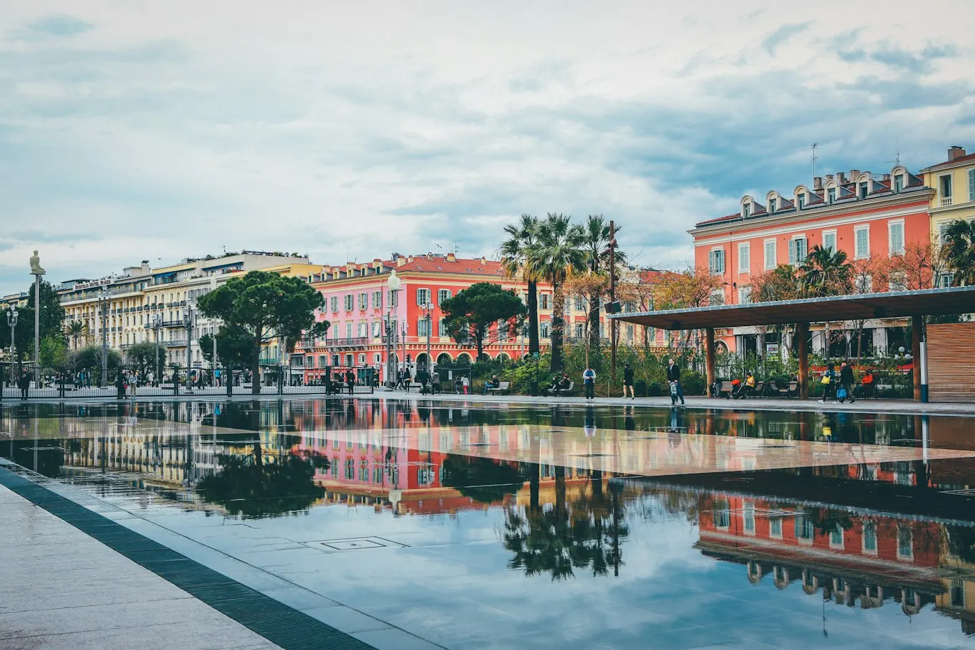 Façades de Nice reflétées dans le miroir d'eau